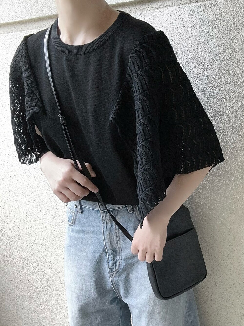 ブラック系のTシャツ/カットソー、ブルー系のデニムパンツ、ホワイト系のスニーカーを着用したレディースの春コーディネートの3枚目の写真