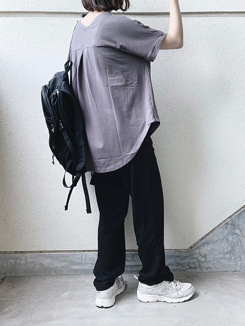 グレー系のTシャツ/カットソー、ブラック系のその他パンツを着用したレディースの夏コーディネートの2枚目の写真
