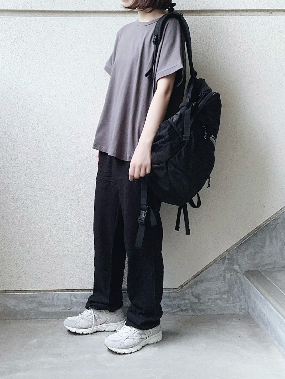 グレー系のTシャツ/カットソー、ブラック系のその他パンツを着用したレディースの夏コーディネートの3枚目の写真