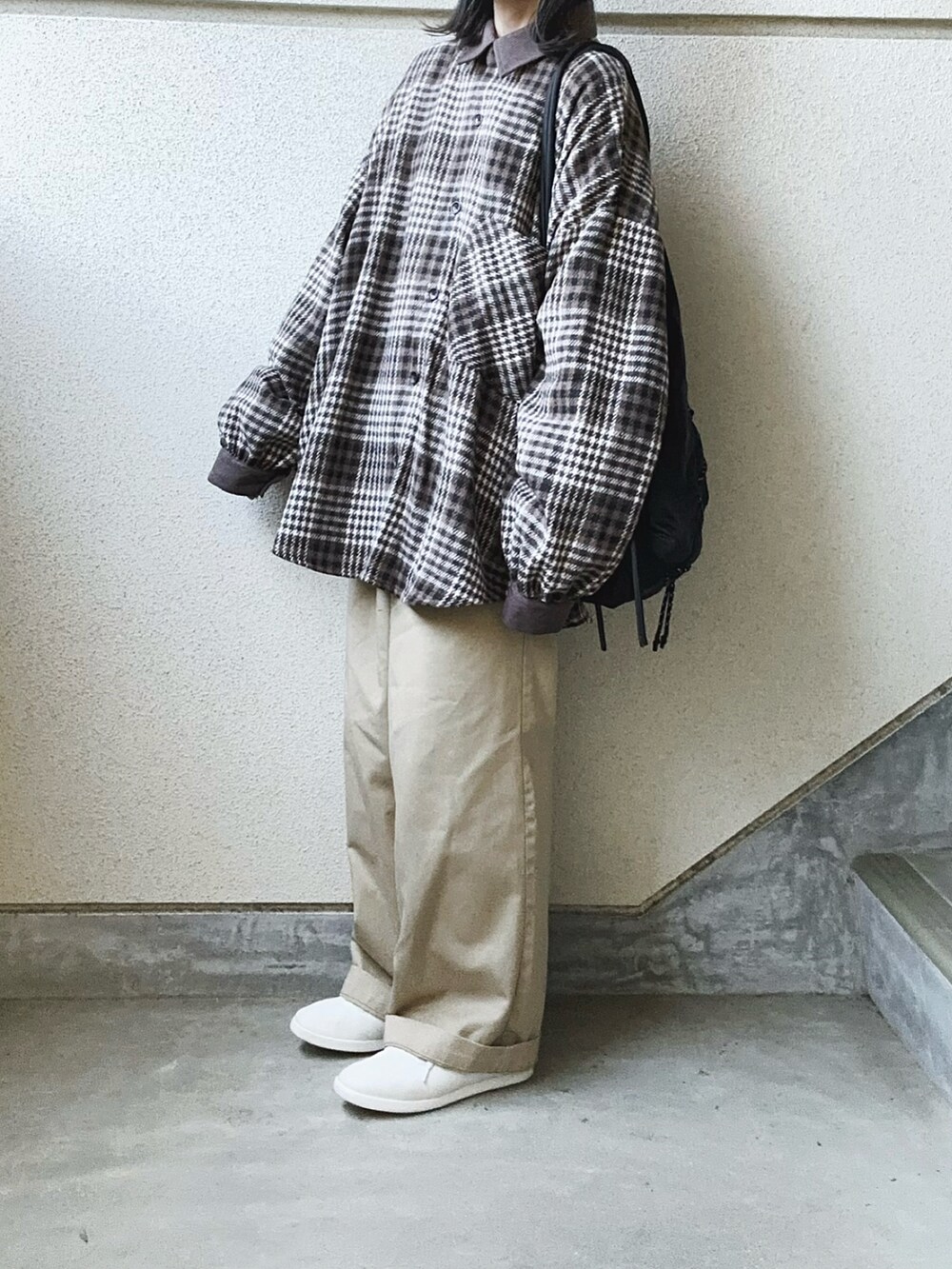 ブラウン系のシャツ/ブラウスを着用したレディースの冬コーディネートの2枚目の写真