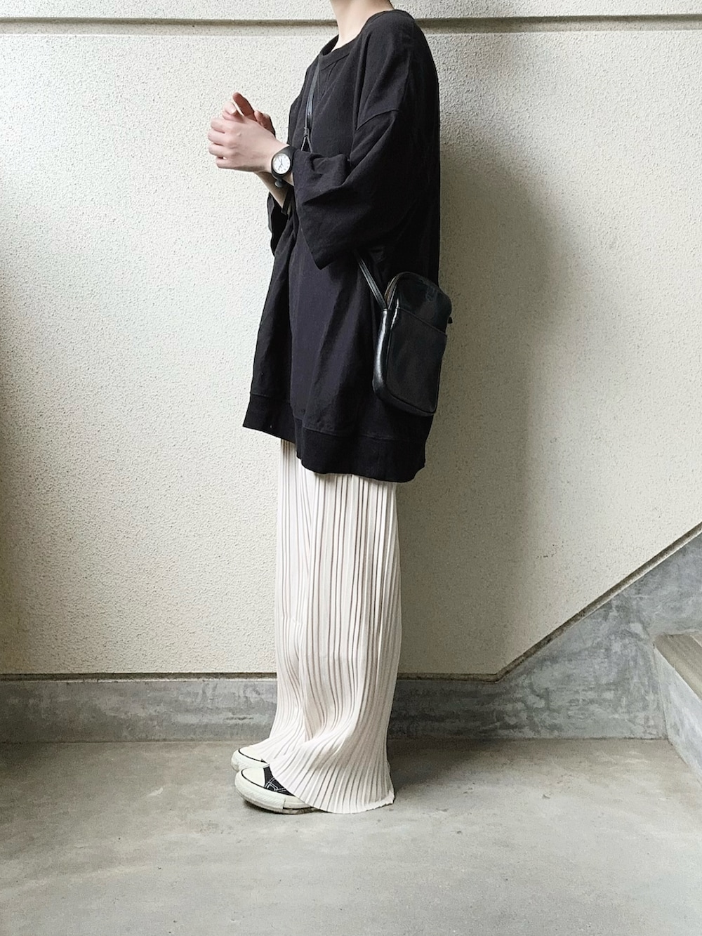 ホワイト系のその他パンツを着用したレディースの夏コーディネートの4枚目の写真