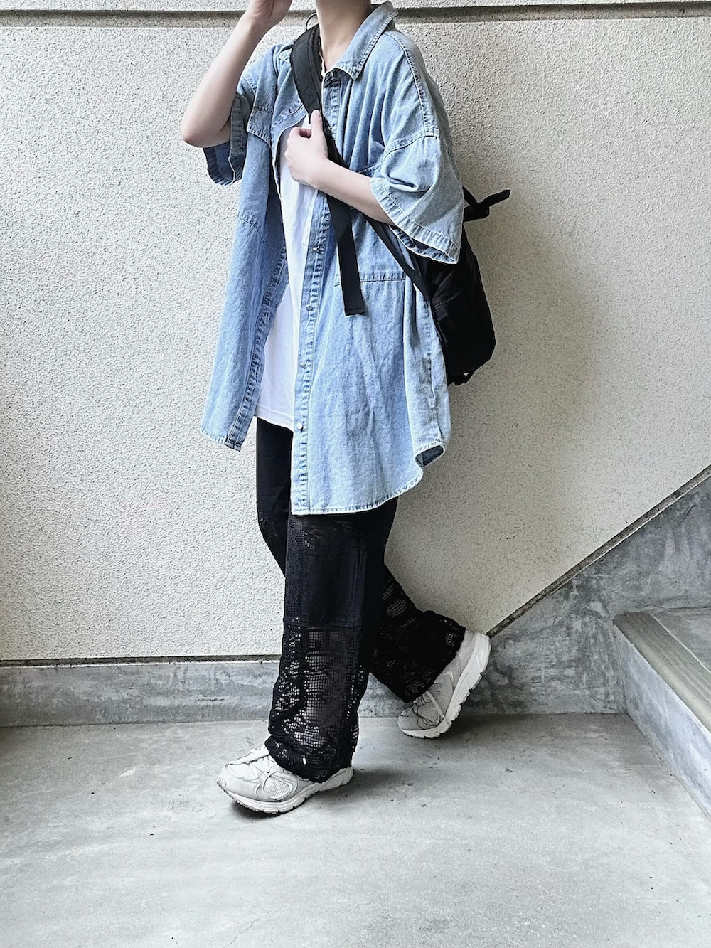 ブラック系のその他パンツ、ブルー系のシャツ/ブラウス、ブラック系のボディバッグ/ウエストポーチを着用したレディースの夏コーディネートの3枚目の写真