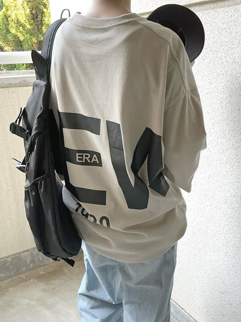 ベージュ系のTシャツ/カットソー、ブラック系のキャップを着用したレディースの夏コーディネートの2枚目の写真