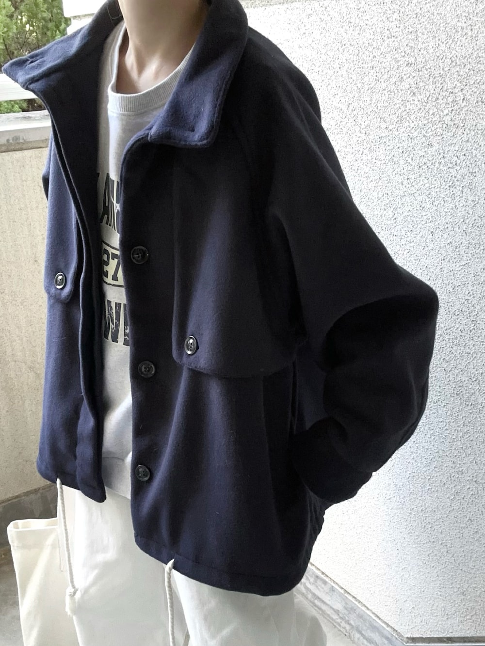 ブルー系のその他アウター、ホワイト系のデニムパンツ、グレー系のスニーカーを着用したレディースの秋コーディネートの5枚目の写真