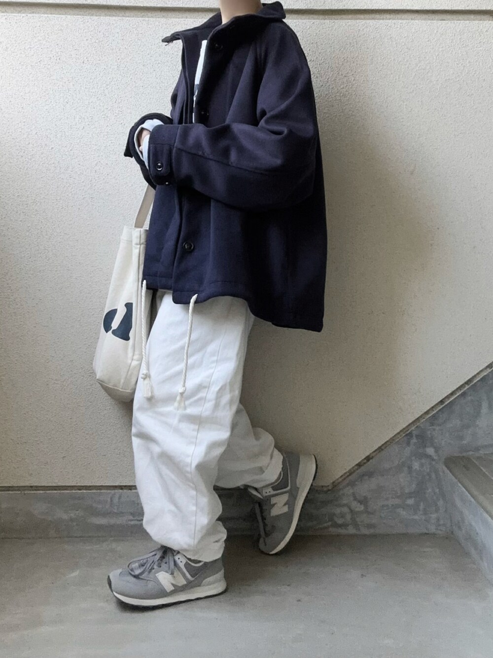 ブルー系のその他アウター、ホワイト系のデニムパンツ、グレー系のスニーカーを着用したレディースの秋コーディネートの2枚目の写真