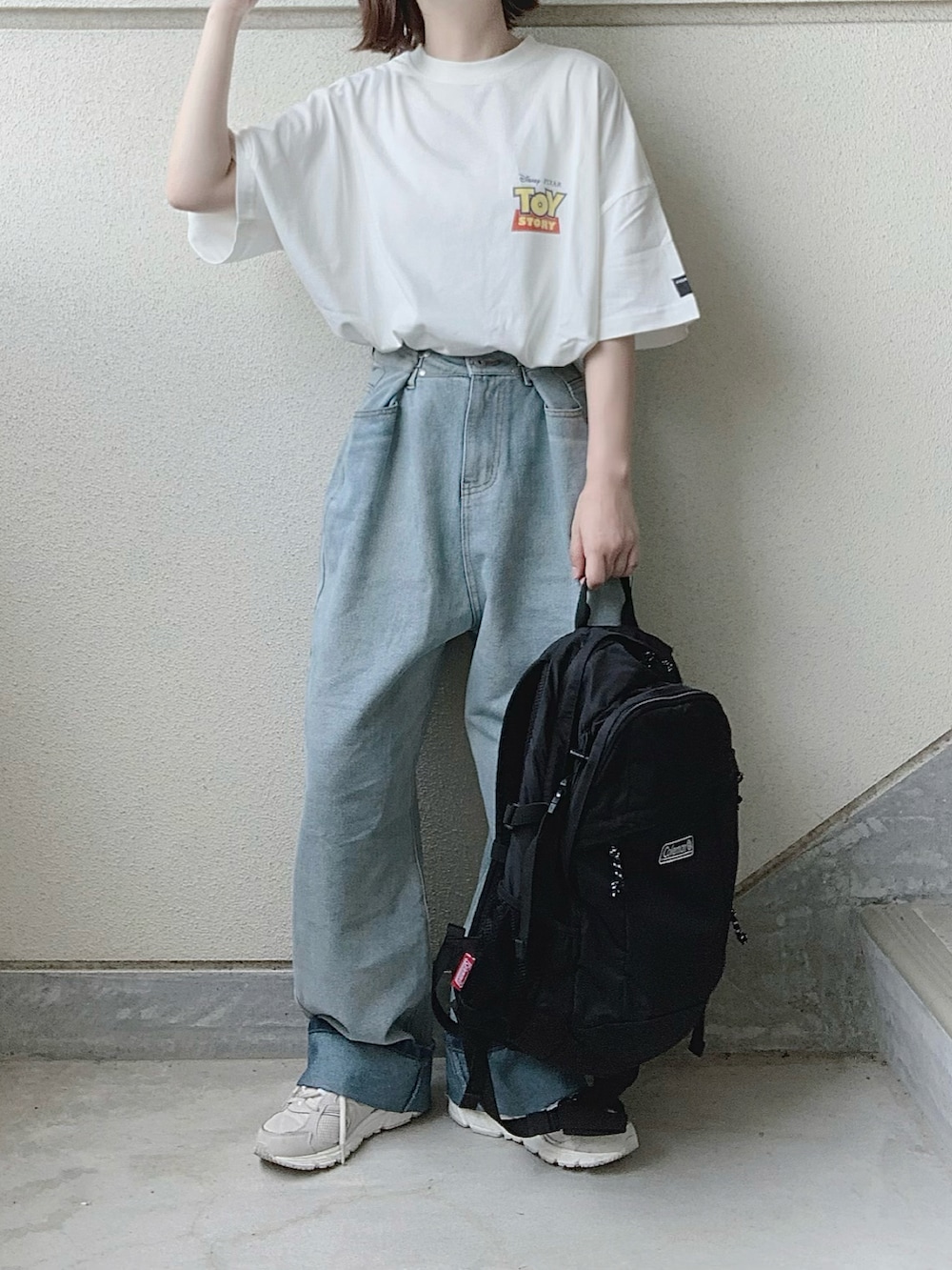 ホワイト系のTシャツ/カットソー、ブルー系のデニムパンツ、グレー系のスニーカーを着用したレディースの夏コーディネートの2枚目の写真