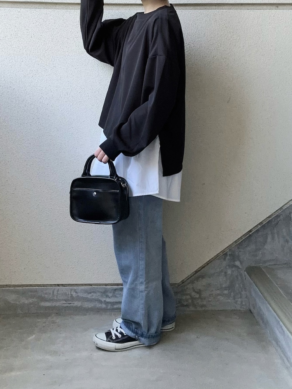 ブラック系のアンサンブルを着用したレディースの春コーディネートの4枚目の写真