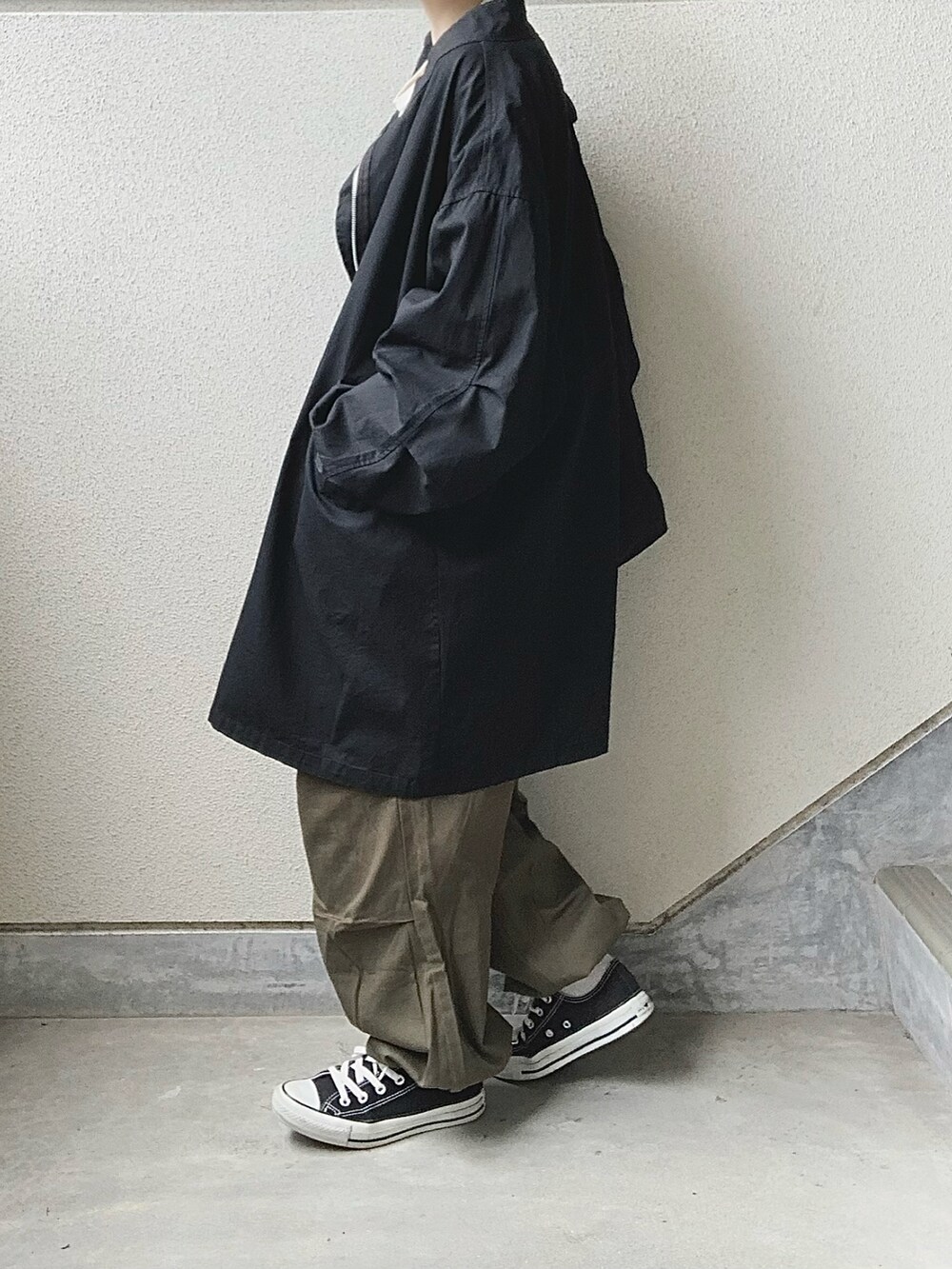 ブラック系のブルゾン、グリーン系のカーゴパンツを着用したレディースの秋コーディネートの3枚目の写真