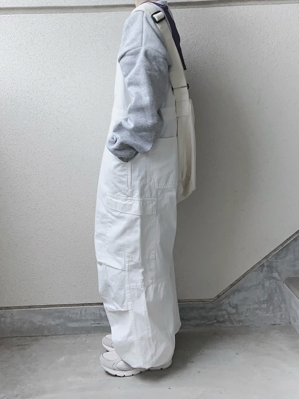 ホワイト系のサロペット/オーバーオール、グレー系のスニーカー、グレー系のスウェットを着用したレディースの秋コーディネートの2枚目の写真