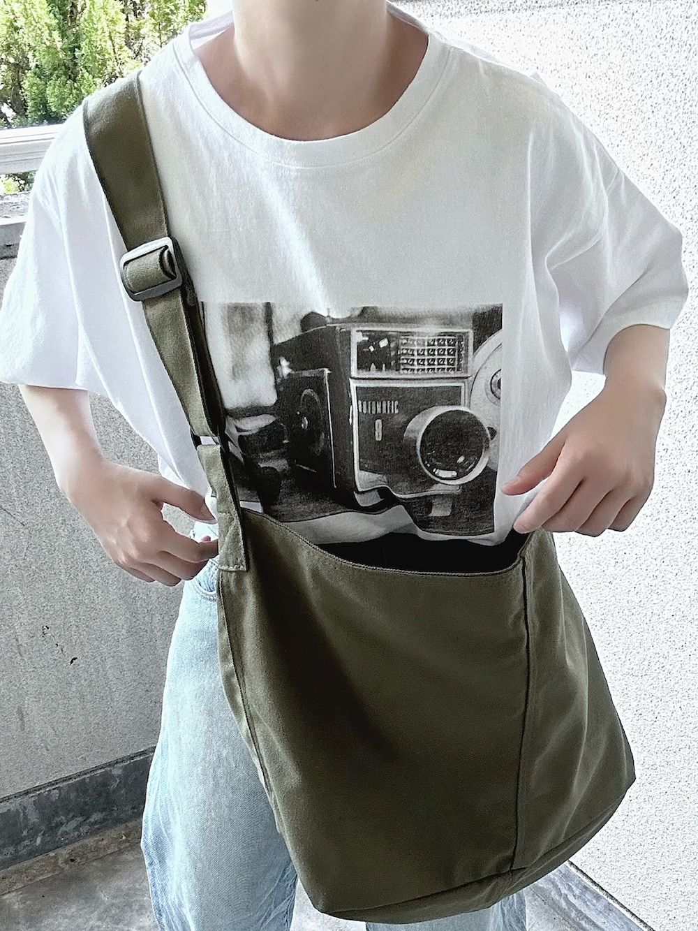 ブラック系のTシャツ/カットソー、グリーン系のショルダーバッグを着用したレディースの夏コーディネートの4枚目の写真