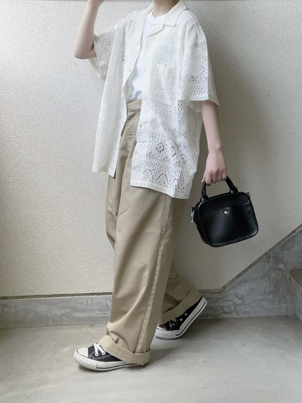 ホワイト系のシャツ/ブラウス、ベージュ系のチノパンツ、ホワイト系のショルダーバッグを着用したレディースの春コーディネートの3枚目の写真