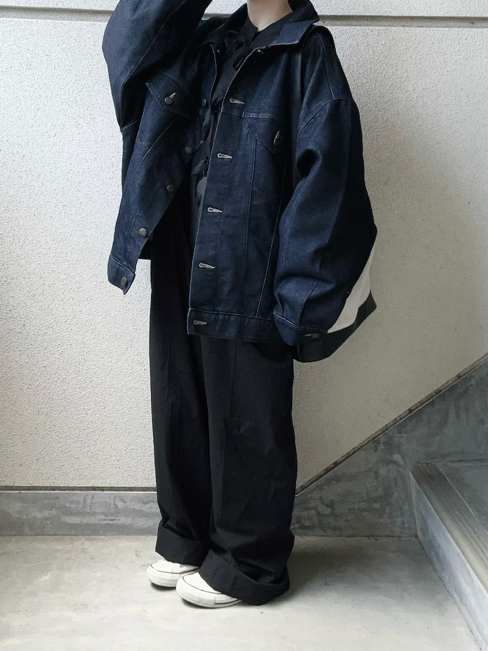 ブラック系のつなぎ/オールインワン、ブラック系のトートバッグ、ブルー系のデニムジャケットを着用したレディースの春コーディネートの3枚目の写真