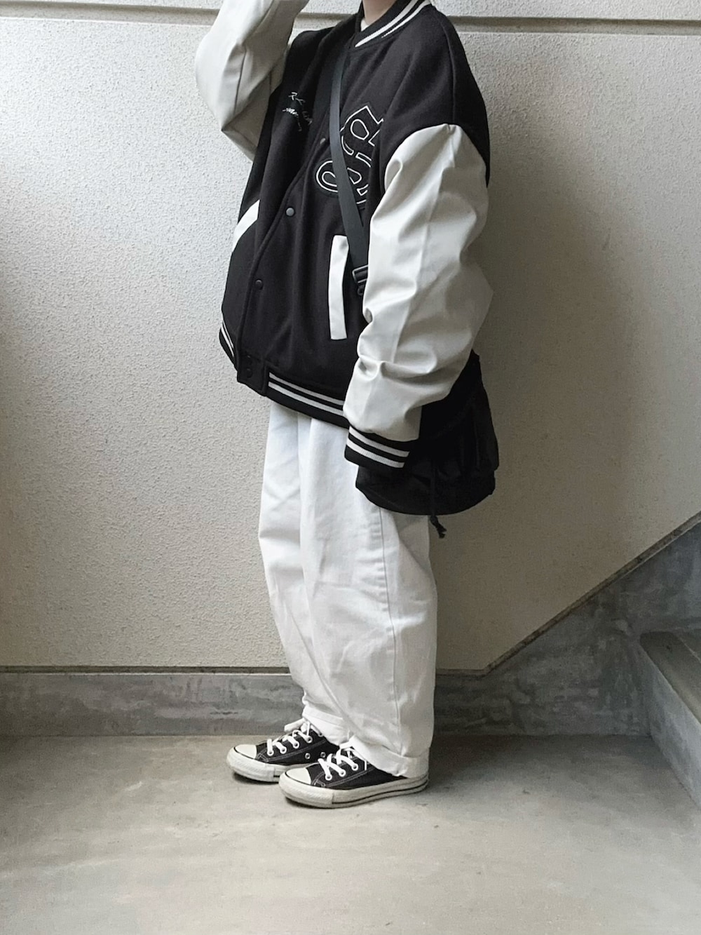 ブラック系のスタジャンを着用したレディースの冬コーディネートの5枚目の写真