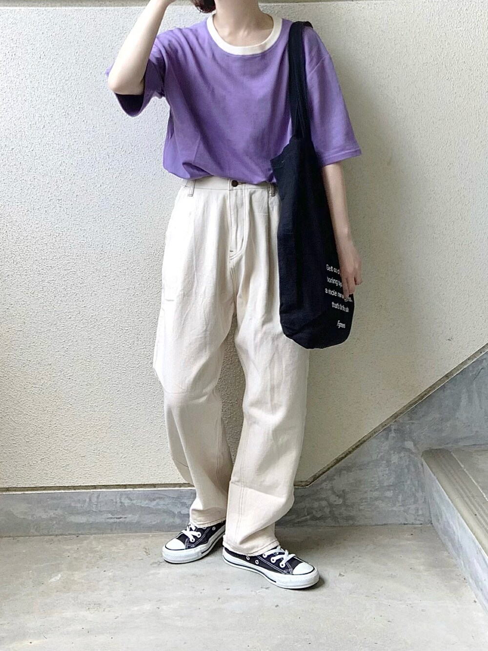 パープル系のTシャツ/カットソー、ホワイト系のデニムパンツ、ブラック系のトートバッグを着用したレディースの夏コーディネートの2枚目の写真