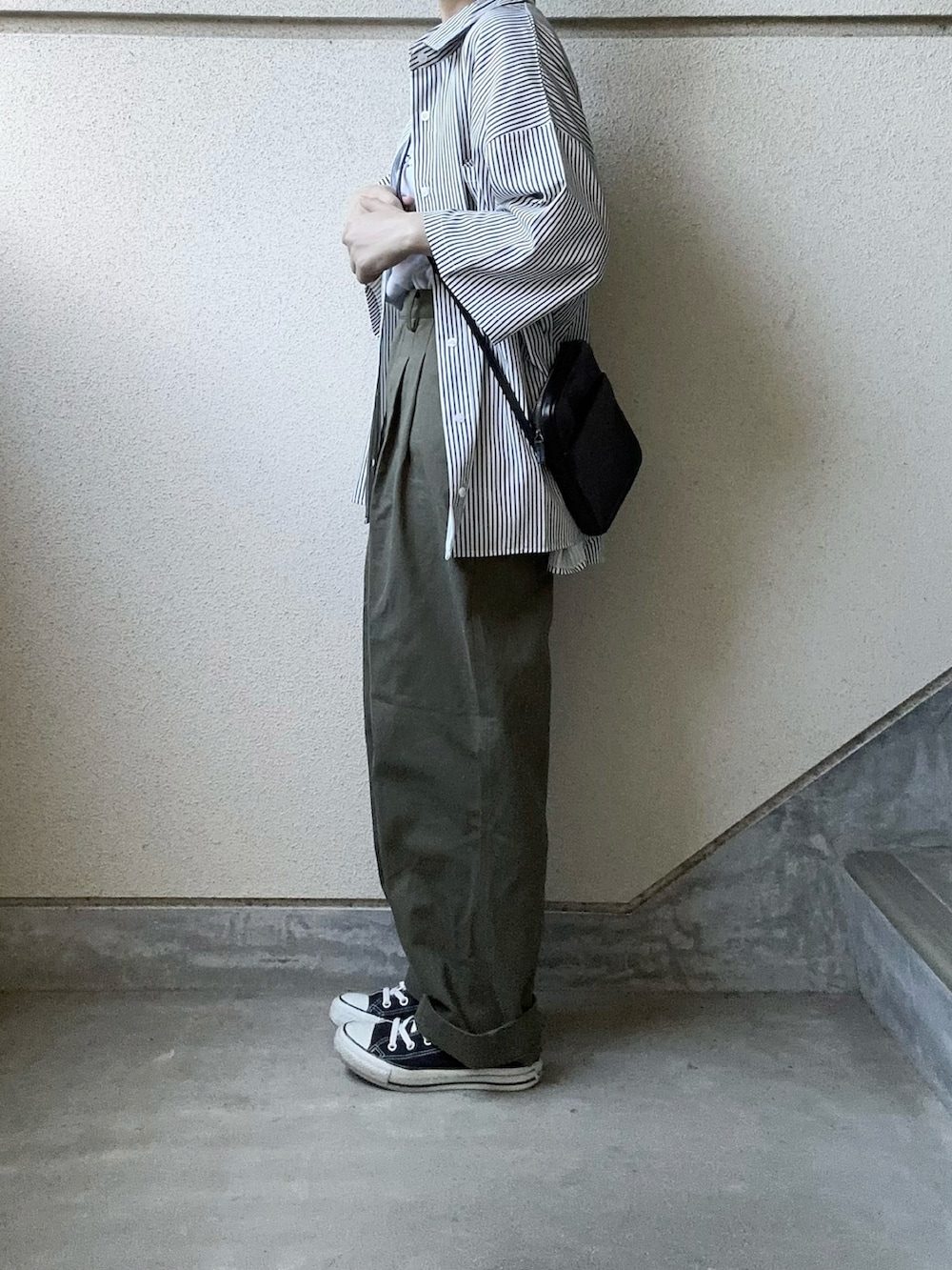 グリーン系のチノパンツ、その他のシャツ/ブラウス、ブラック系のショルダーバッグを着用したレディースの夏コーディネートの3枚目の写真