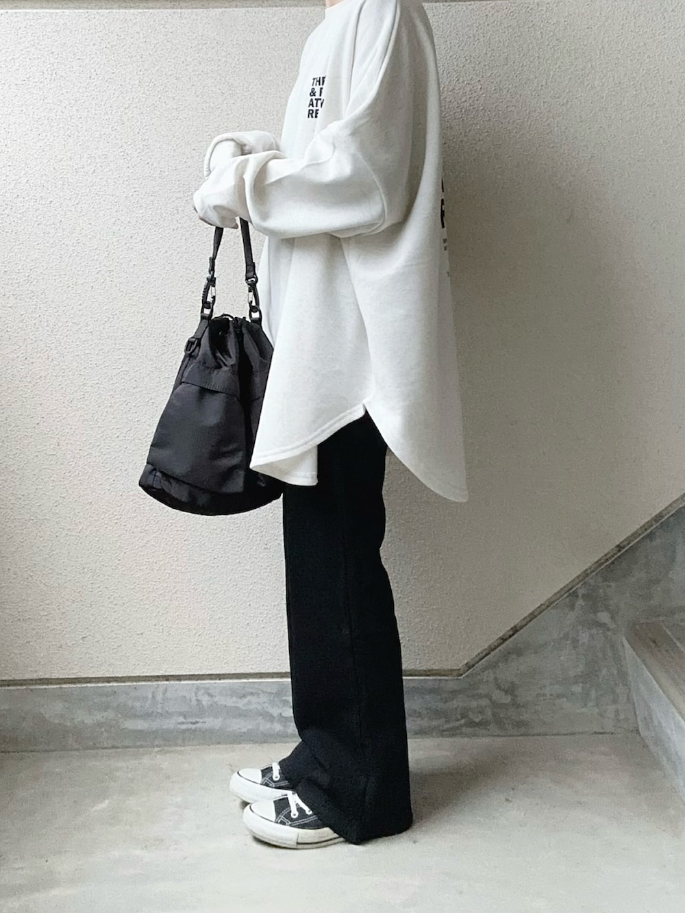 ベージュ系のスウェット、ブラック系のその他パンツ、ブラック系のショルダーバッグを着用したレディースの冬コーディネートの4枚目の写真