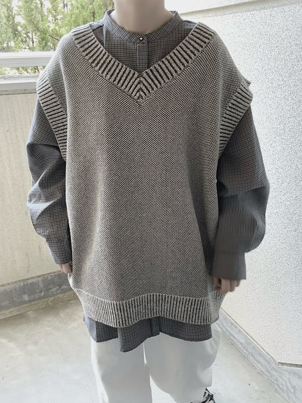 ベージュ系のベスト、ブルー系のシャツ/ブラウスを着用したレディースの春コーディネートの4枚目の写真