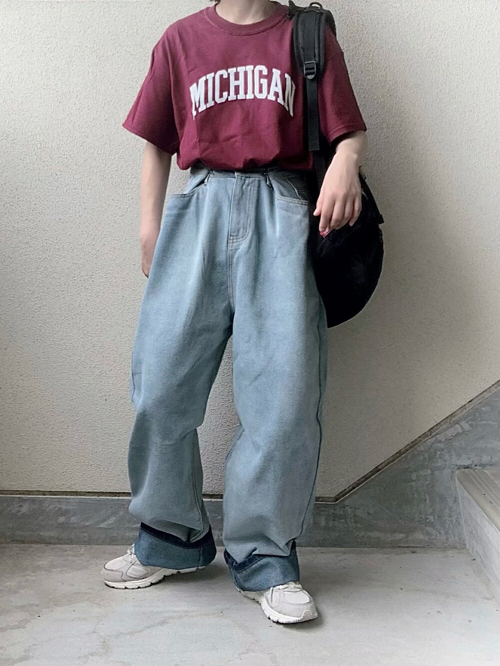 レッド系のTシャツ/カットソー、ブルー系のデニムパンツ、グレー系のスニーカーを着用したレディースの夏コーディネートの2枚目の写真