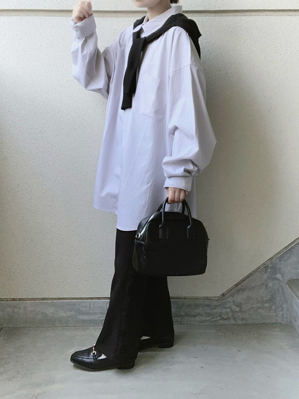 グレー系のシャツ/ブラウス、ブラック系のスラックス、ブラック系のスニーカーを着用したレディースの秋コーディネートの5枚目の写真