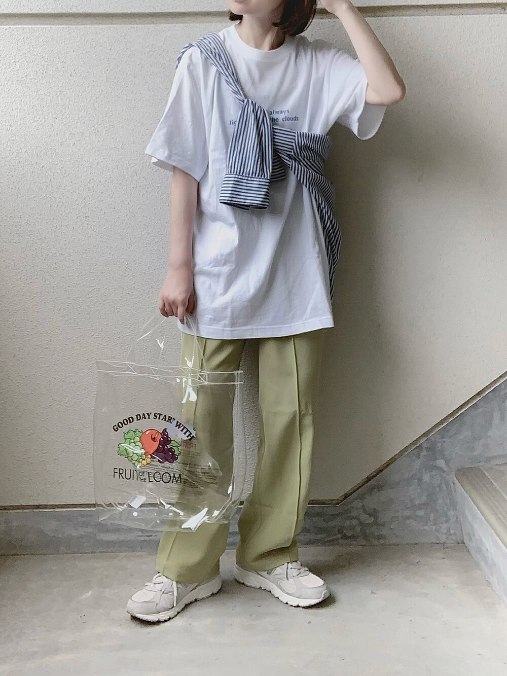 ブルー系のTシャツ/カットソー、グリーン系のその他パンツ、ホワイト系のトートバッグを着用したレディースの夏コーディネートの2枚目の写真