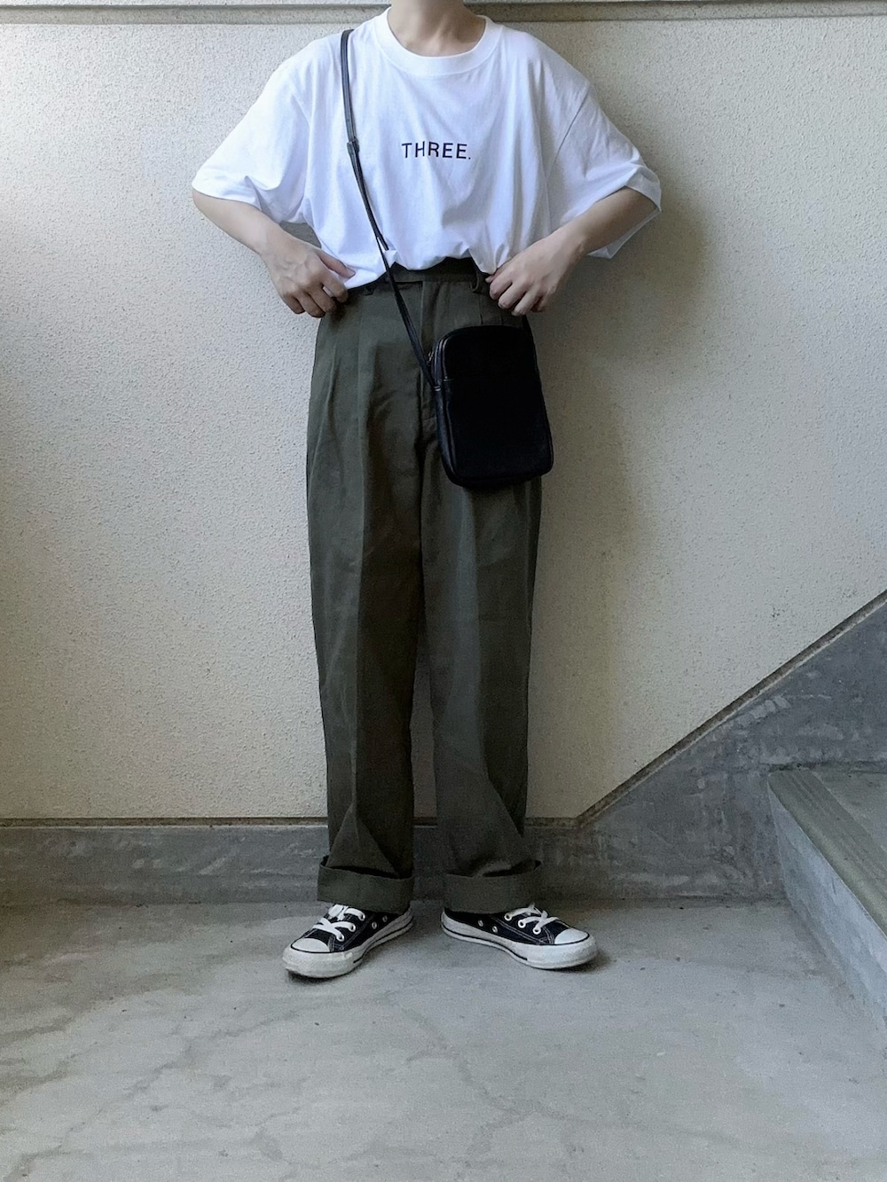 グリーン系のチノパンツ、その他のシャツ/ブラウス、ブラック系のショルダーバッグを着用したレディースの夏コーディネートの4枚目の写真