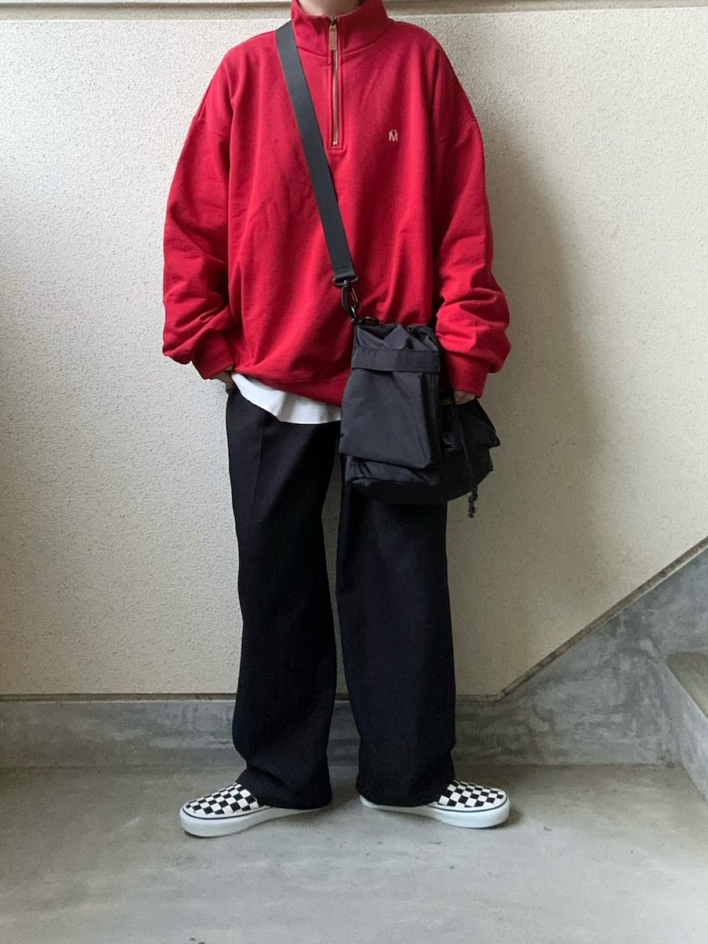 ブラック系のショルダーバッグ、レッド系のスウェットを着用したレディースの冬コーディネートの2枚目の写真