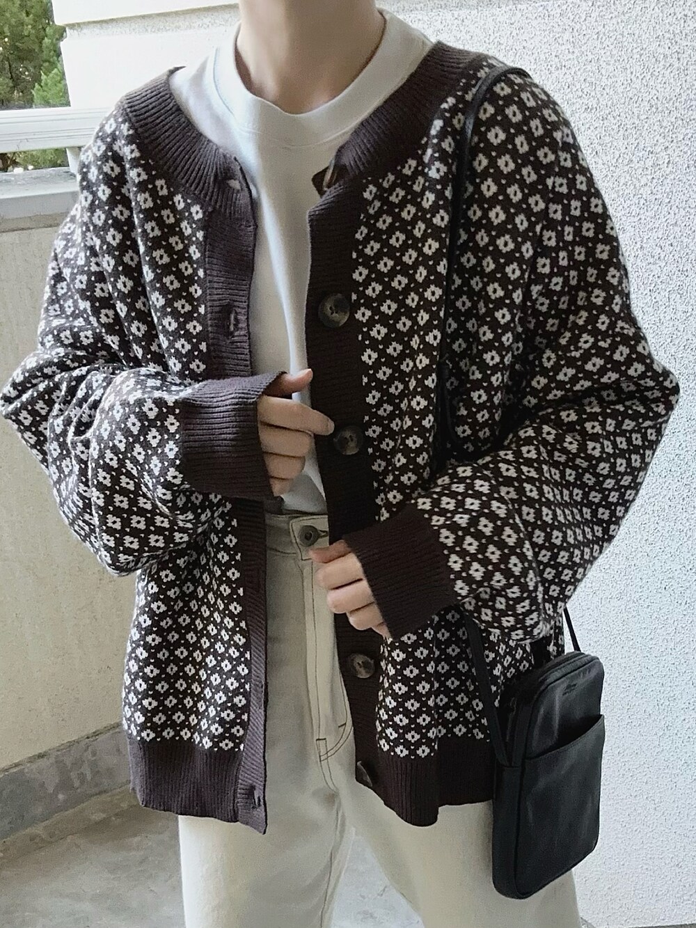 ブラウン系のカーディガン/ボレロ、ホワイト系のデニムパンツ、ブラック系のローファーを着用したレディースの秋コーディネートの5枚目の写真