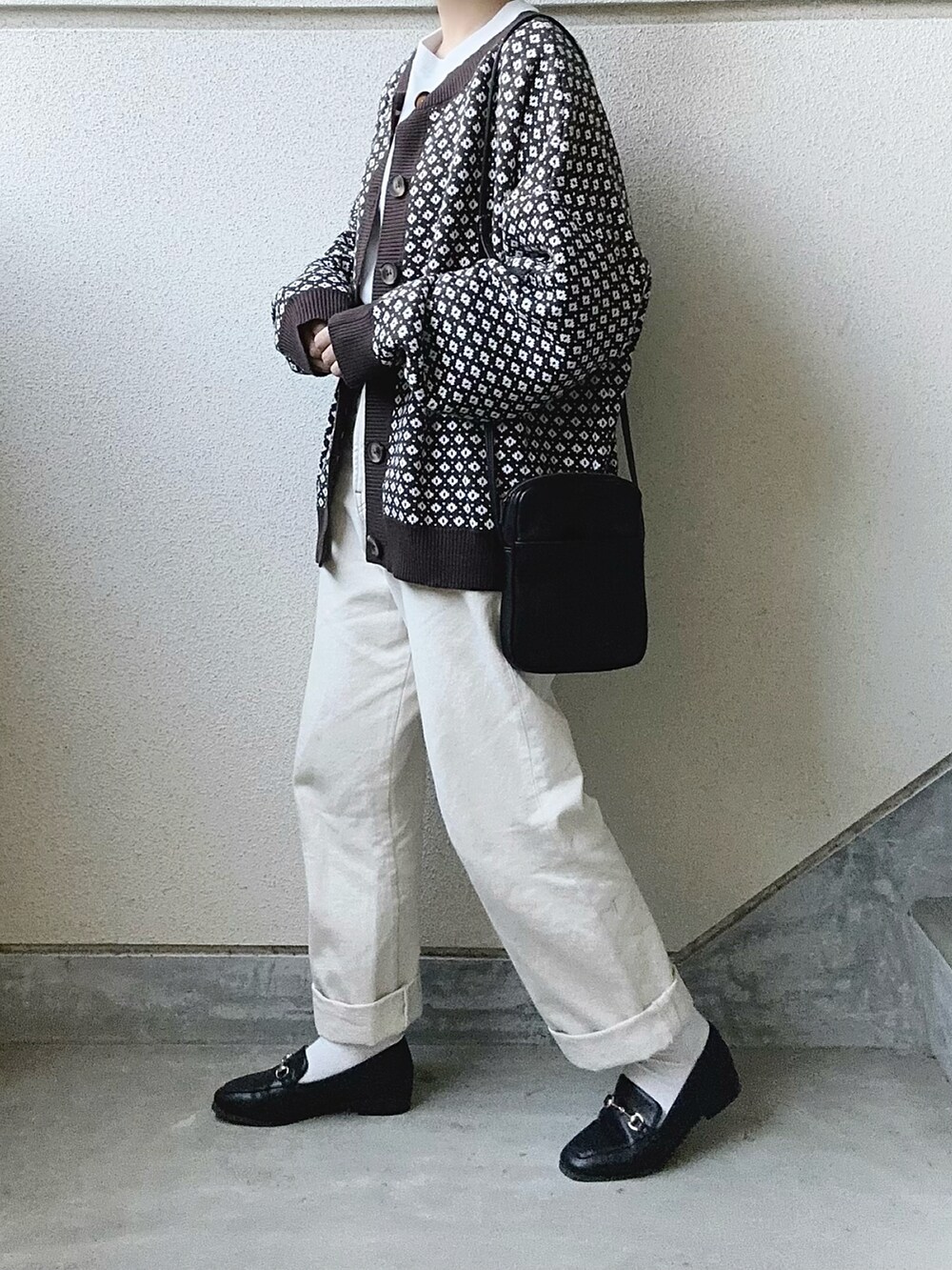 ブラウン系のカーディガン/ボレロ、ホワイト系のデニムパンツ、ブラック系のローファーを着用したレディースの秋コーディネートの4枚目の写真