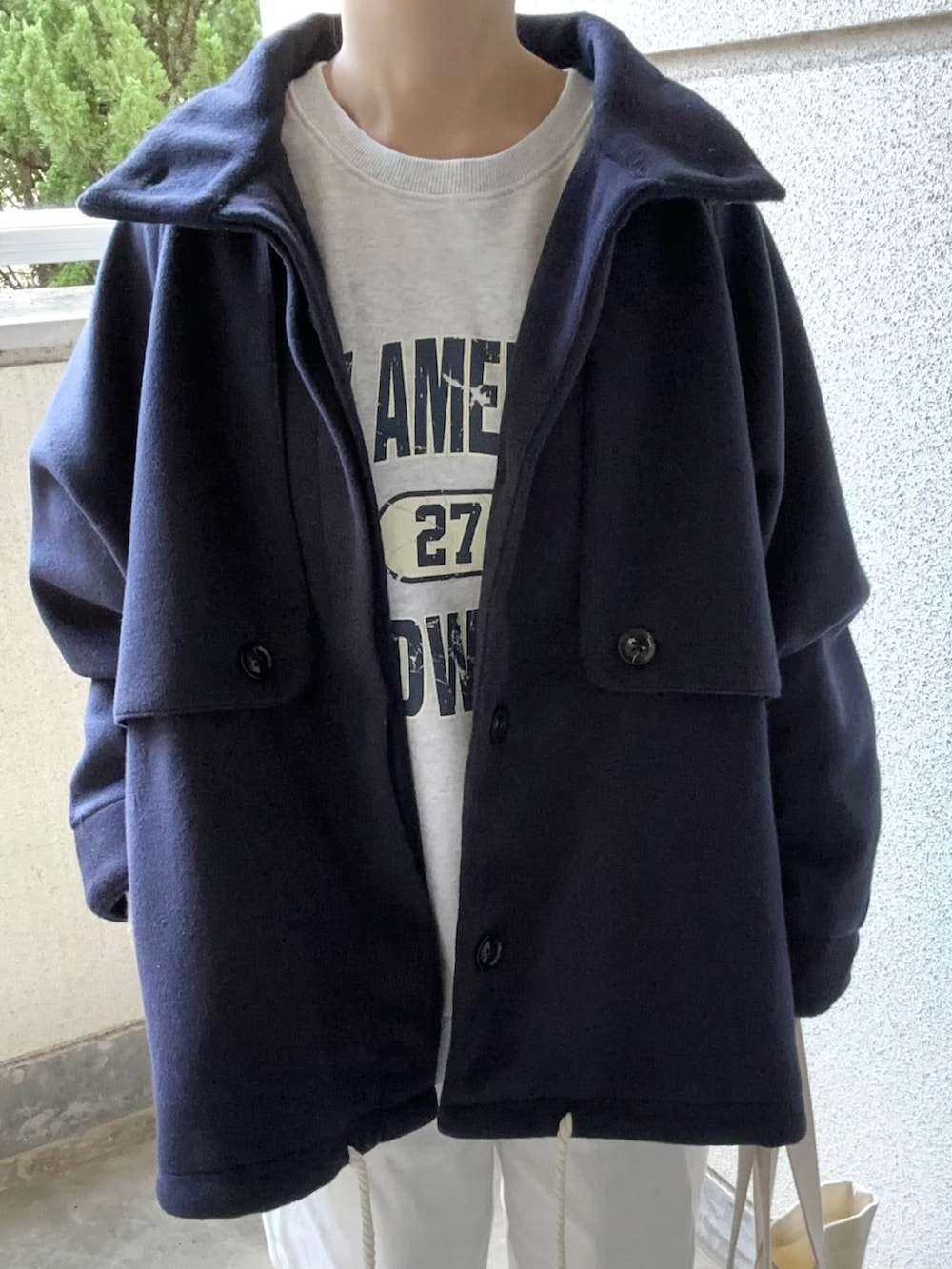 ブルー系のその他アウター、ホワイト系のデニムパンツ、グレー系のスニーカーを着用したレディースの秋コーディネートの4枚目の写真