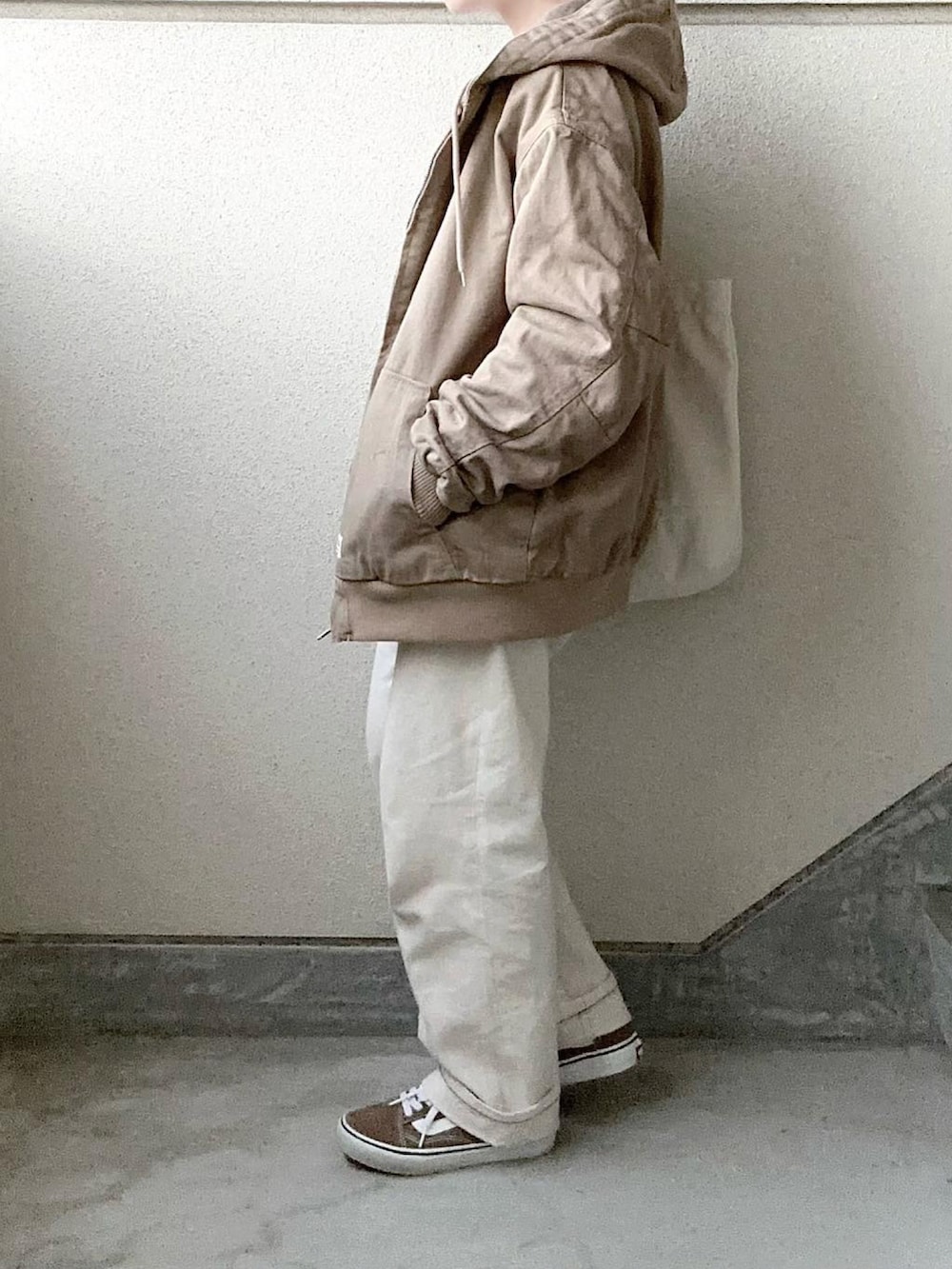 ホワイト系のニット/セーター、ホワイト系のデニムパンツを着用したレディースの冬コーディネートの4枚目の写真