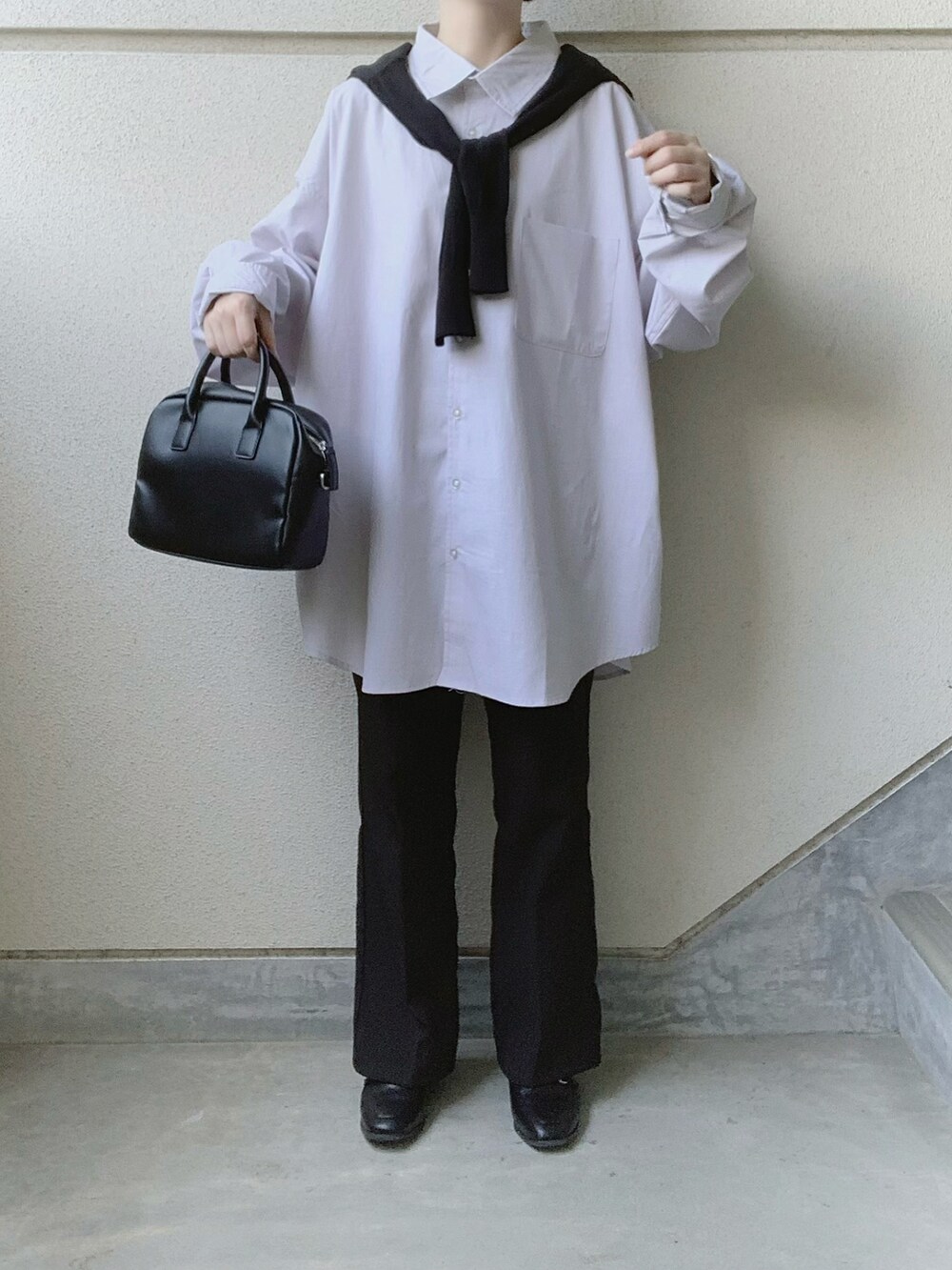 グレー系のシャツ/ブラウス、ブラック系のスラックス、ブラック系のスニーカーを着用したレディースの秋コーディネートの4枚目の写真