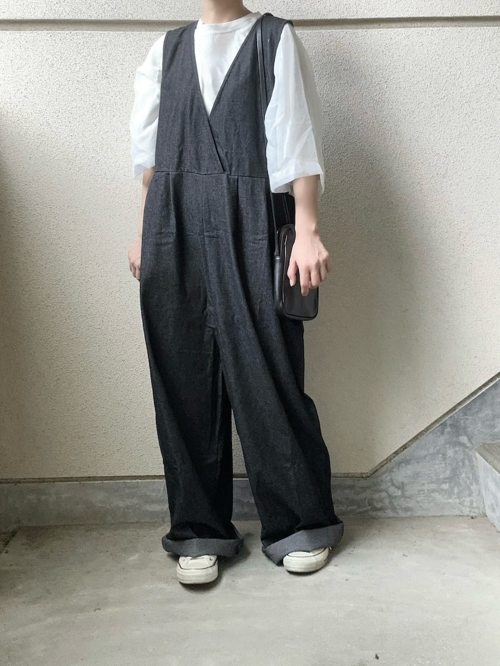 「CrispのVネックデニムサロペット（サロペット/オーバーオール、ブラック系）」を使った、あやたさん（レディース・152cm）の夏コーディネートの3枚目の写真