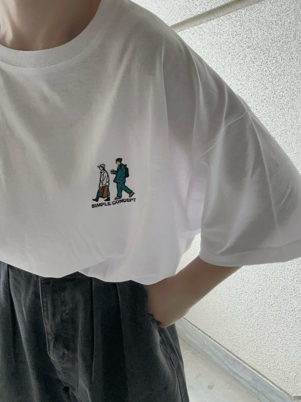 ホワイト系のTシャツ/カットソー、グレー系のデニムパンツを着用したレディースの春コーディネートの2枚目の写真