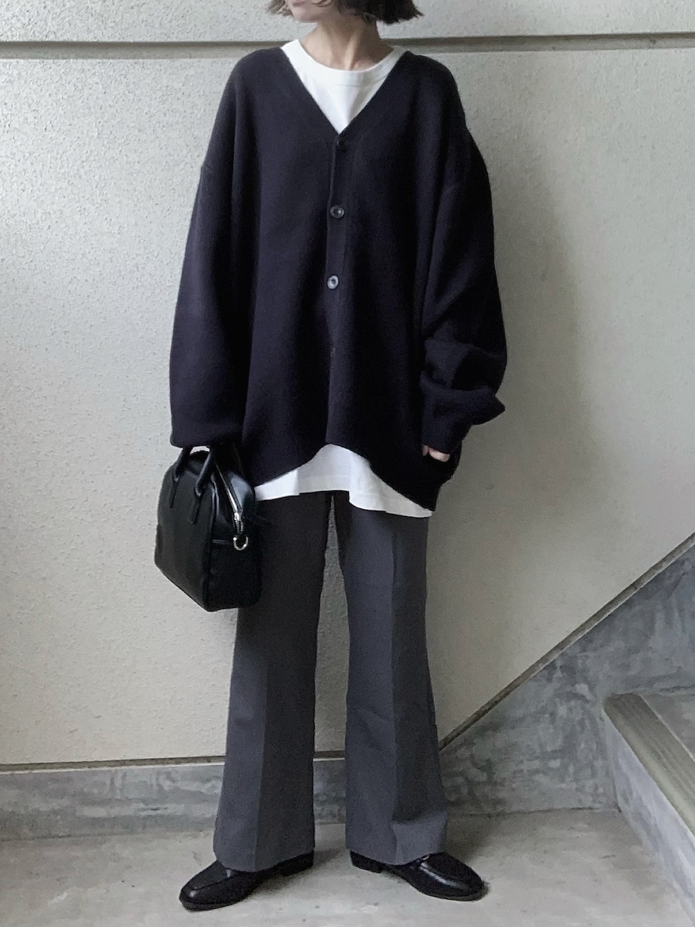 ブルー系のカーディガン/ボレロを着用したレディースの秋コーディネートの4枚目の写真