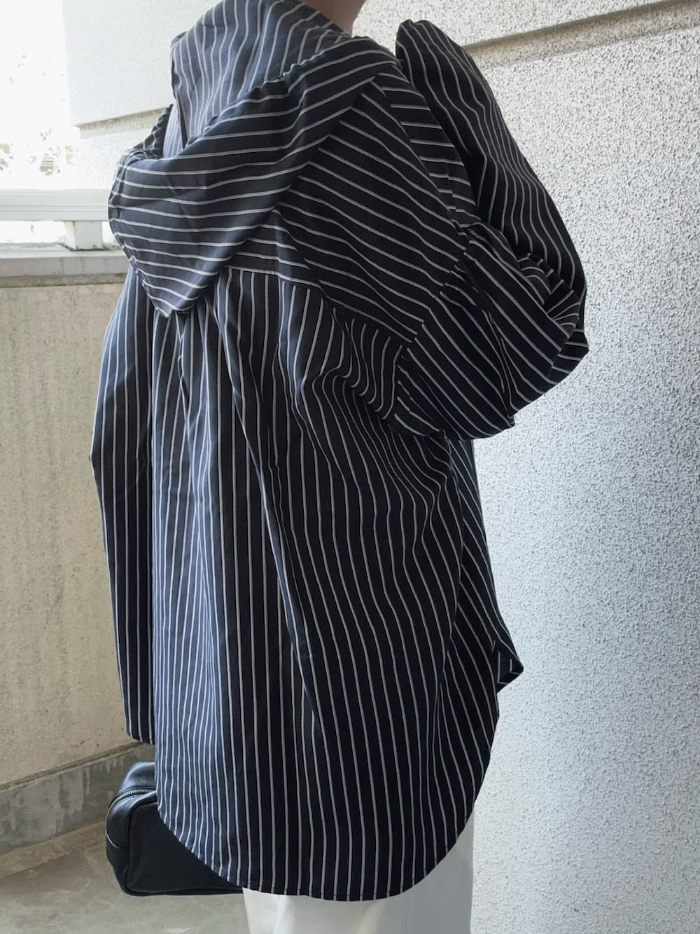 ブルー系のシャツ/ブラウスを着用したレディースの春コーディネートの5枚目の写真