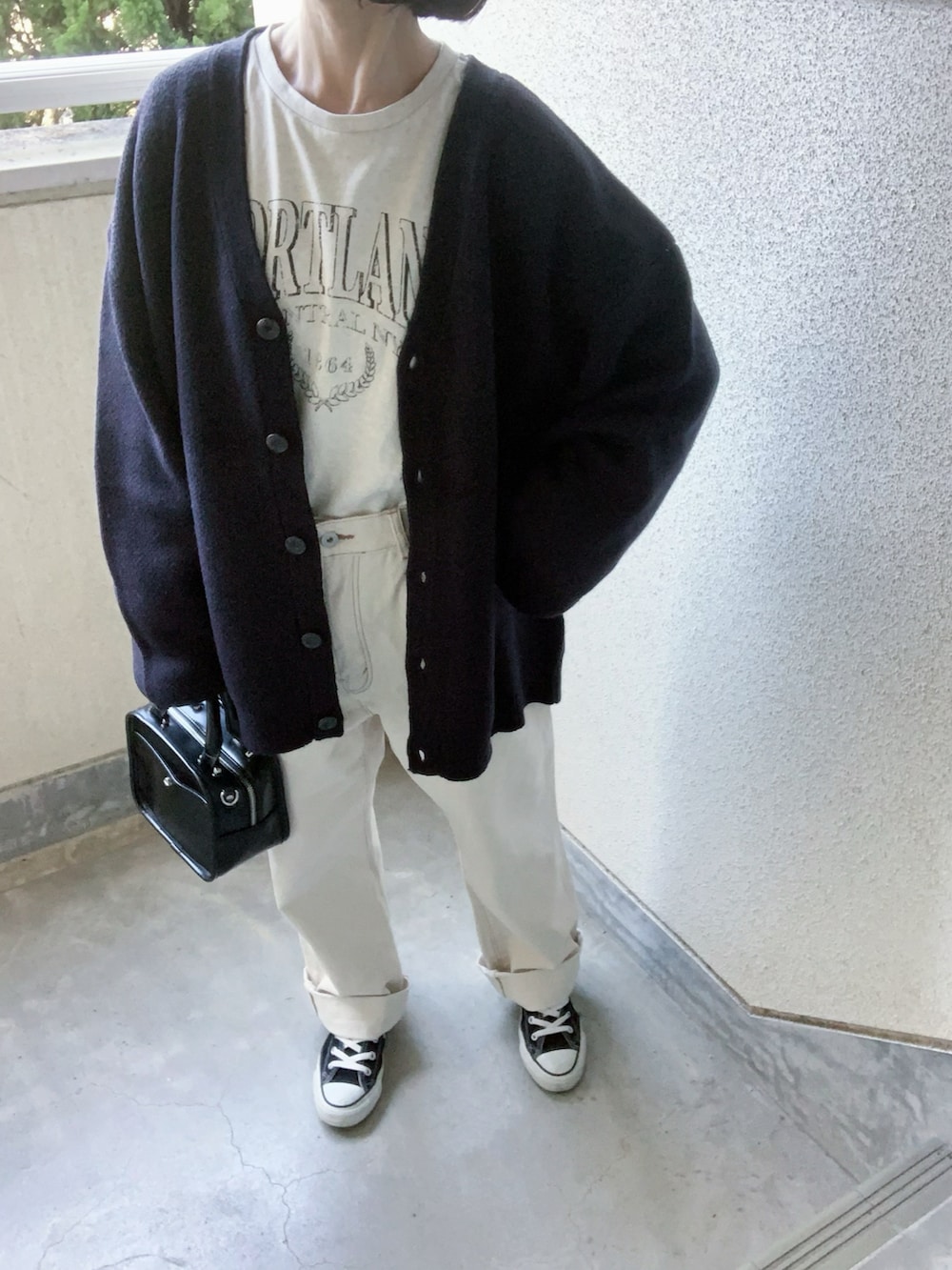 ブルー系のカーディガン/ボレロを着用したレディースの秋コーディネートの2枚目の写真