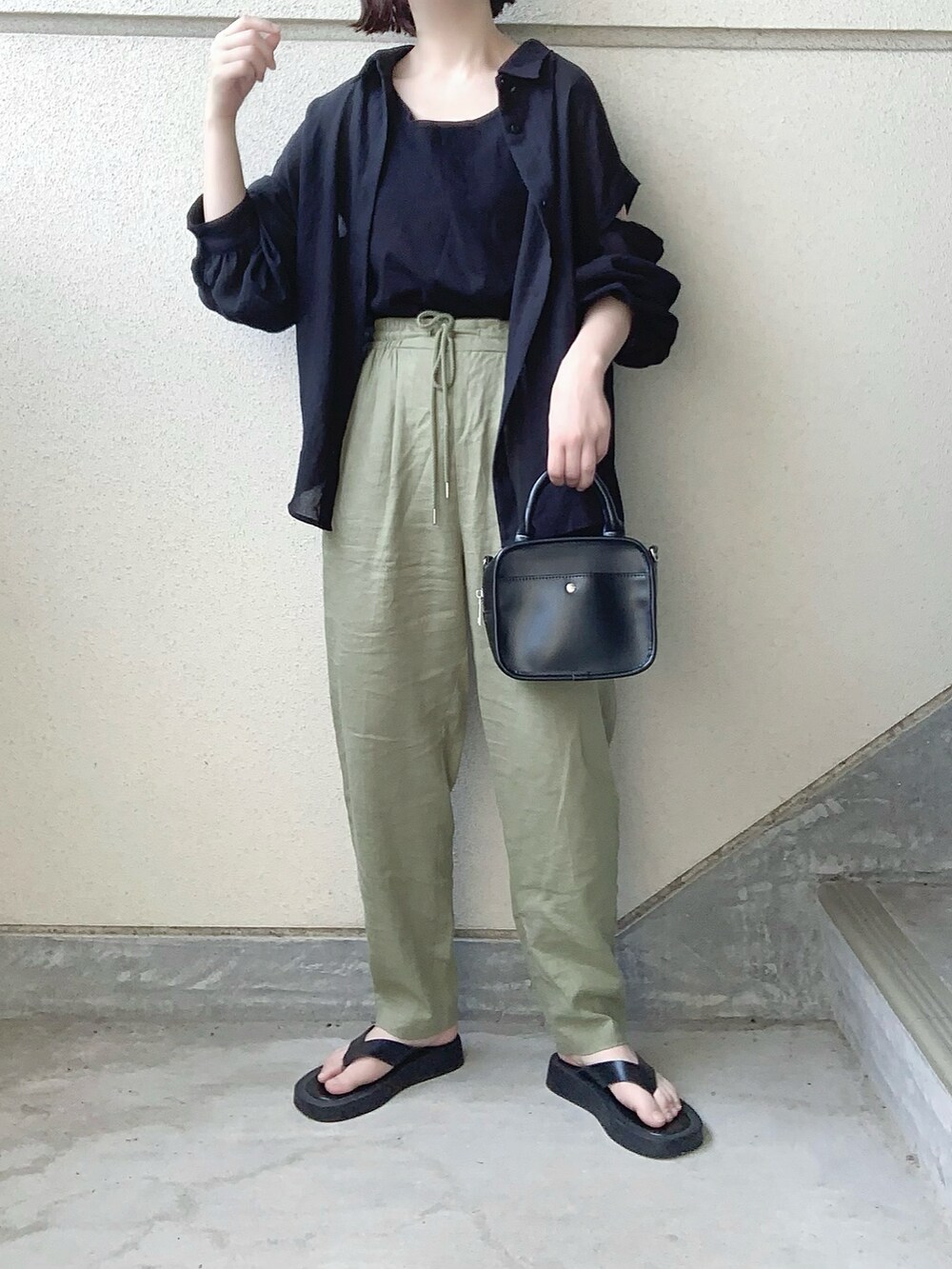 ブラック系のシャツ/ブラウス、グリーン系のその他パンツ、ブラック系のサンダルを着用したレディースの夏コーディネートの2枚目の写真