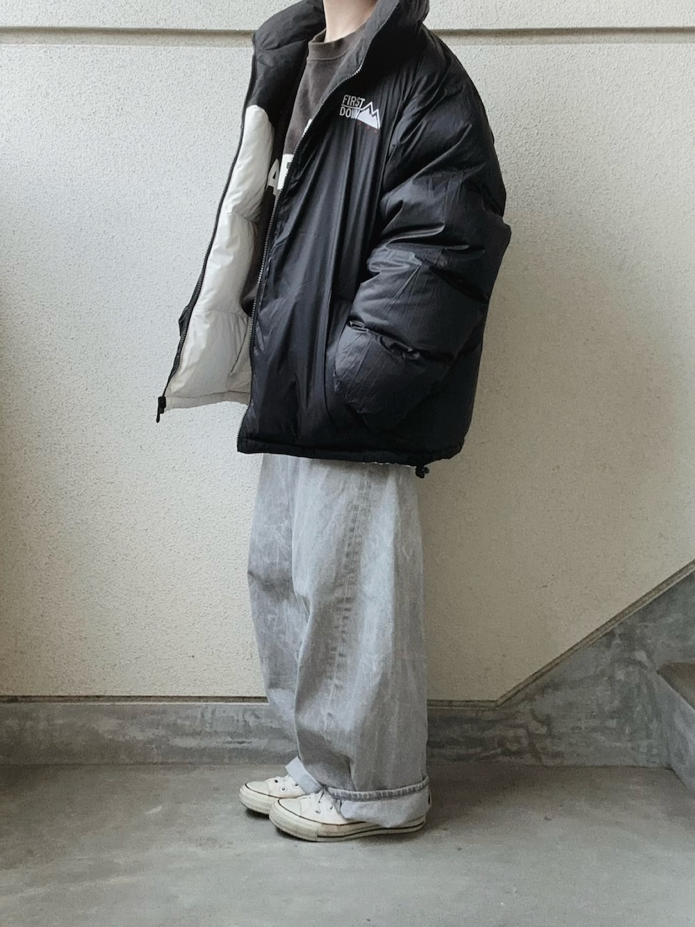 ホワイト系のダウンジャケット/コートを着用したレディースの冬コーディネートの5枚目の写真