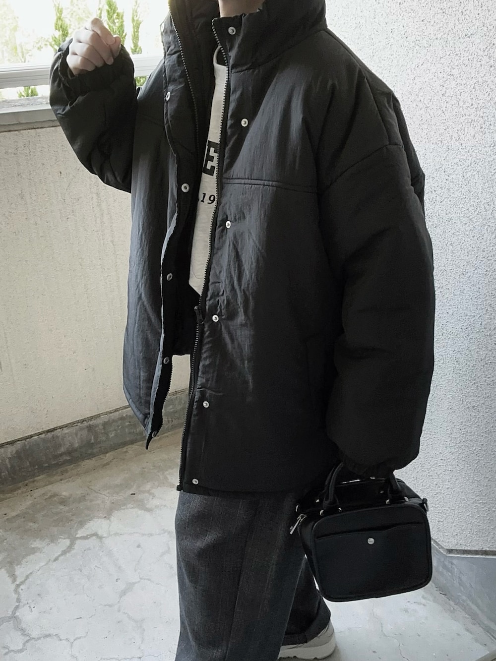 ブラック系のダウンジャケット/コート、その他のスウェット、ブラック系のニット/セーターを着用したレディースの秋コーディネートの3枚目の写真