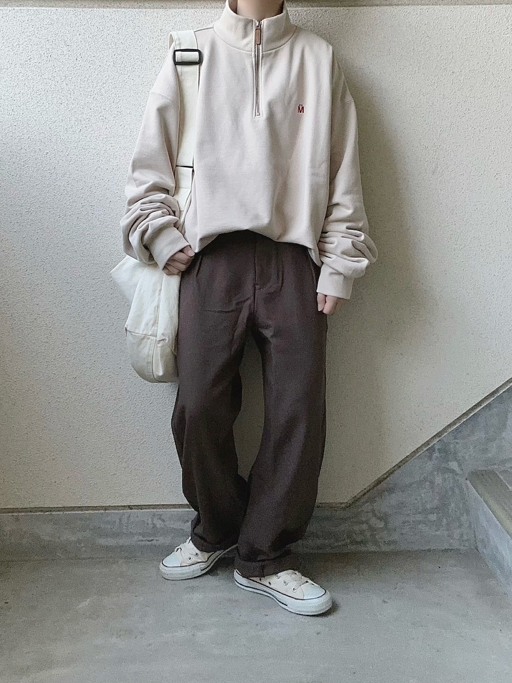 ベージュ系のスウェット、グリーン系のカーゴパンツ、ホワイト系のシャツ/ブラウスを着用したレディースの秋コーディネートの3枚目の写真