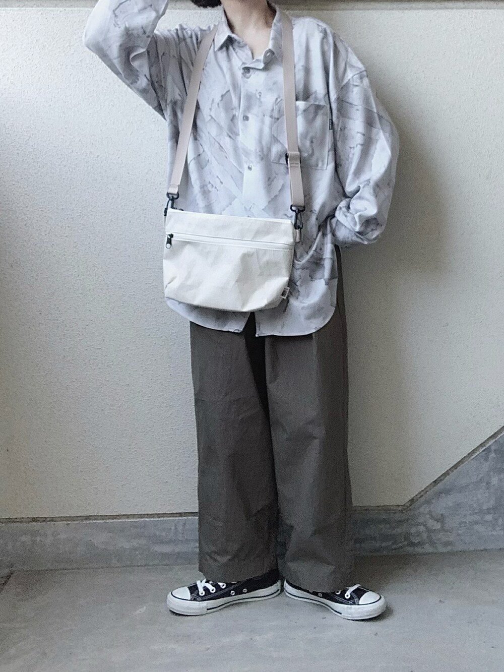 グレー系のシャツ/ブラウス、ブラウン系のその他パンツ、ホワイト系のショルダーバッグを着用したレディースの春コーディネートの3枚目の写真