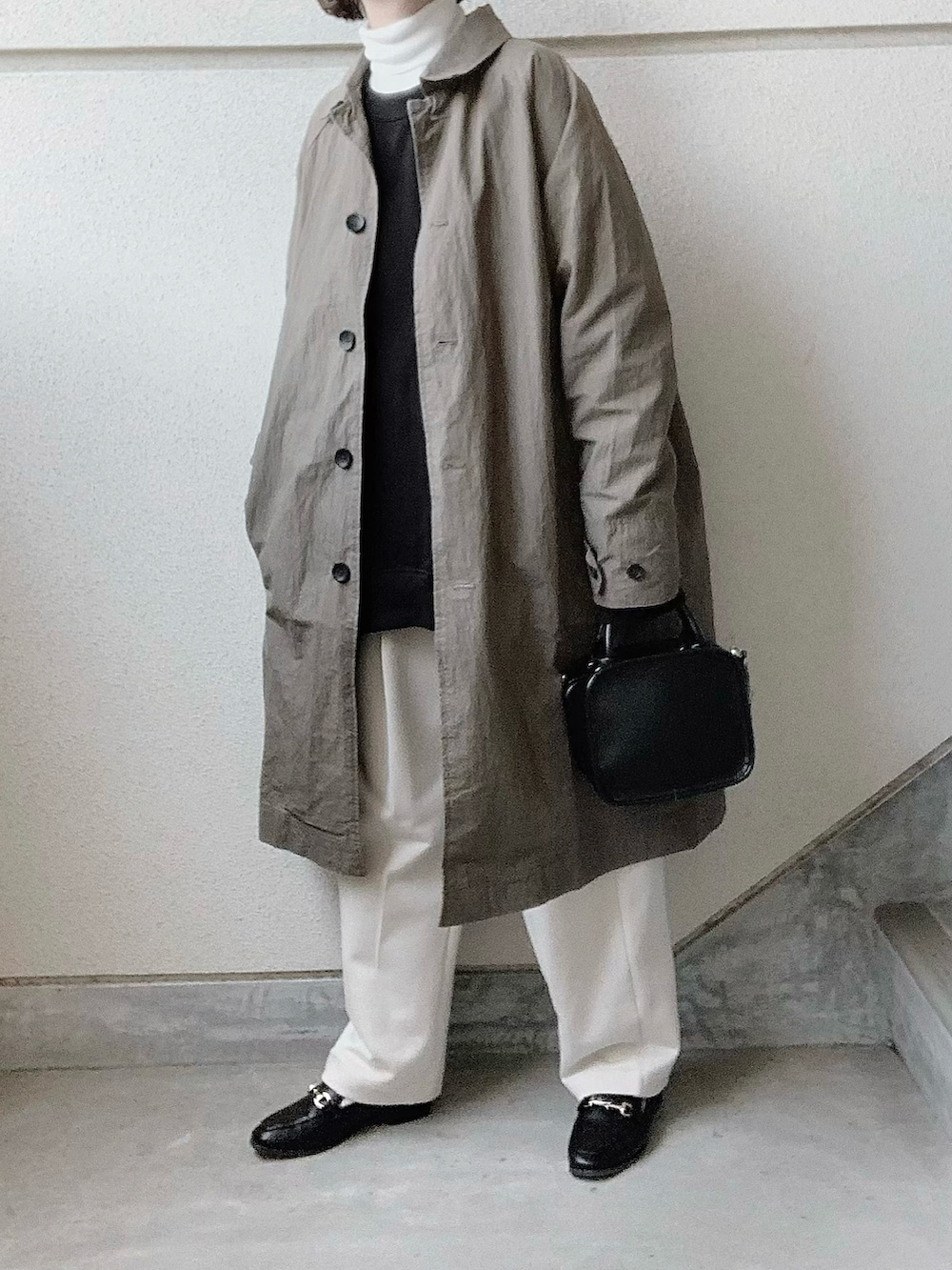 ブラウン系のステンカラーコート、ホワイト系のスウェットパンツ、ホワイト系のTシャツ/カットソーを着用したレディースの冬コーディネートの3枚目の写真