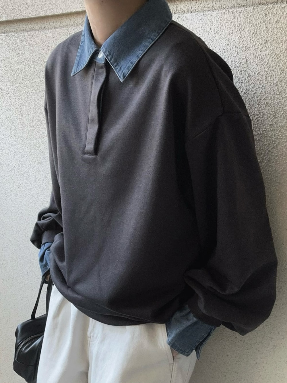 グレー系のスウェットを着用したレディースの春コーディネートの4枚目の写真