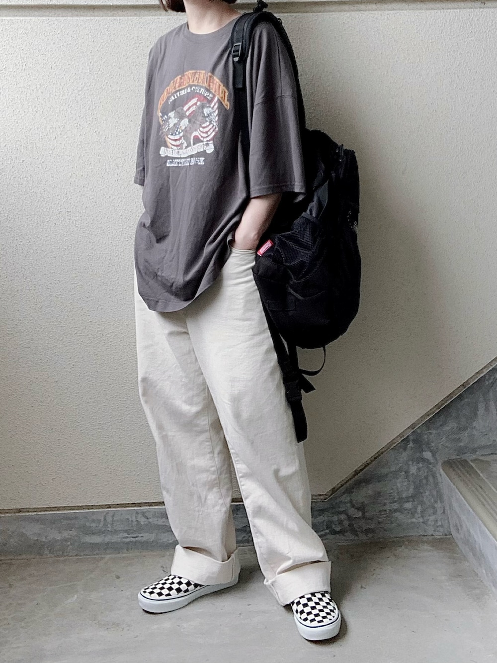 ブラック系のTシャツ/カットソー、ホワイト系のデニムパンツ、ブラック系のスリッポンを着用したレディースの春コーディネートの4枚目の写真