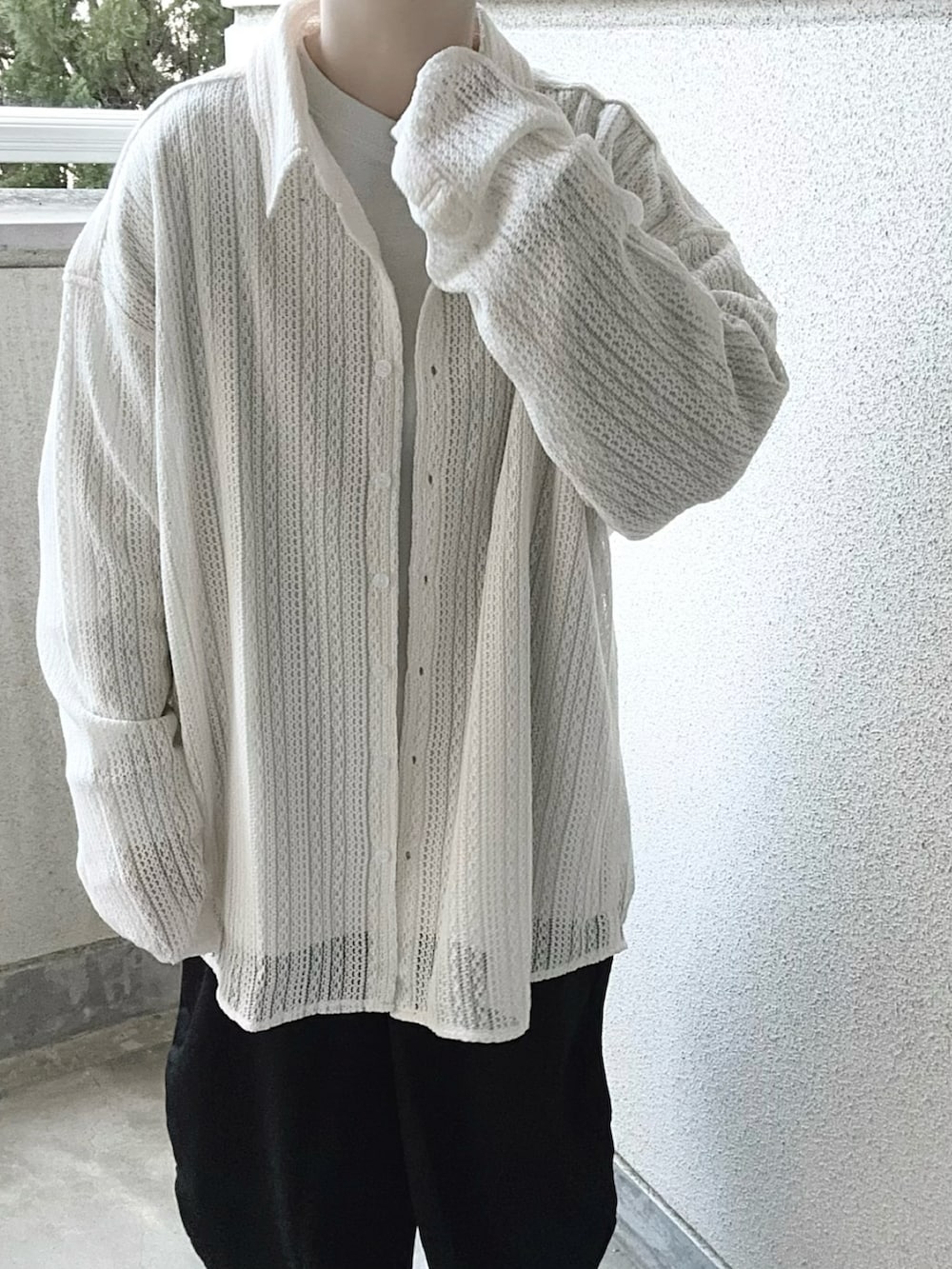 ホワイト系のシャツ/ブラウス、ホワイト系のTシャツ/カットソー、ブラック系のその他パンツを着用したレディースの冬コーディネートの4枚目の写真