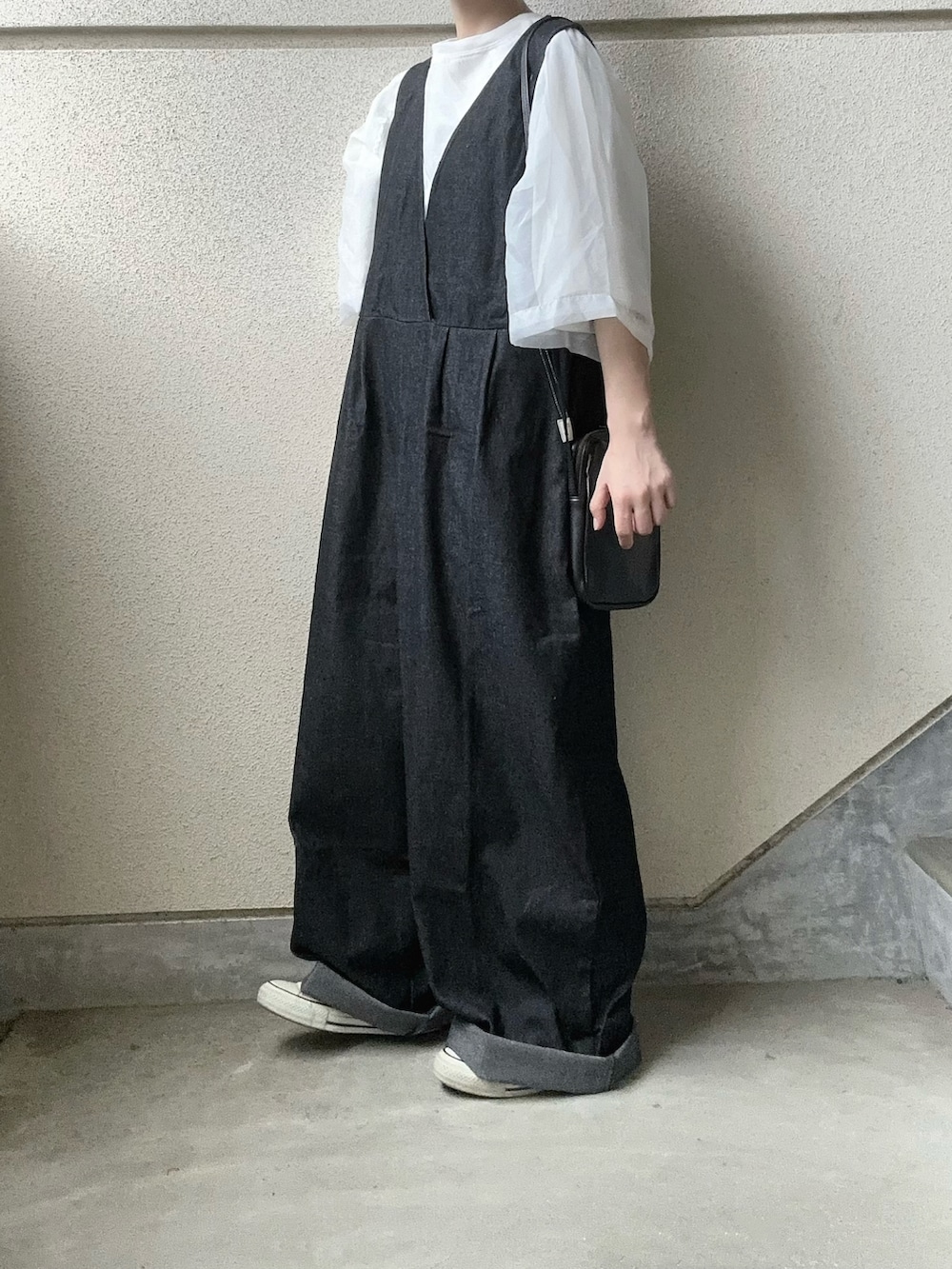 「CrispのVネックデニムサロペット（サロペット/オーバーオール、ブラック系）」を使った、あやたさん（レディース・152cm）の夏コーディネートの2枚目の写真