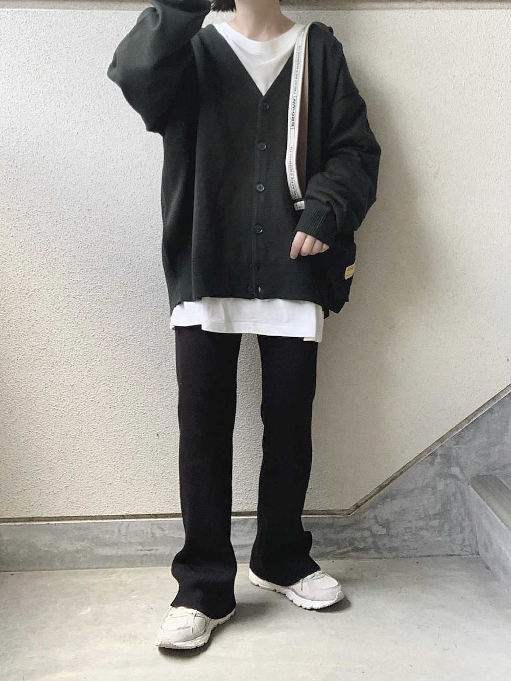 ブラック系のその他パンツ、グリーン系のカーディガン/ボレロ、ブラック系のショルダーバッグを着用したレディースの秋コーディネートの4枚目の写真