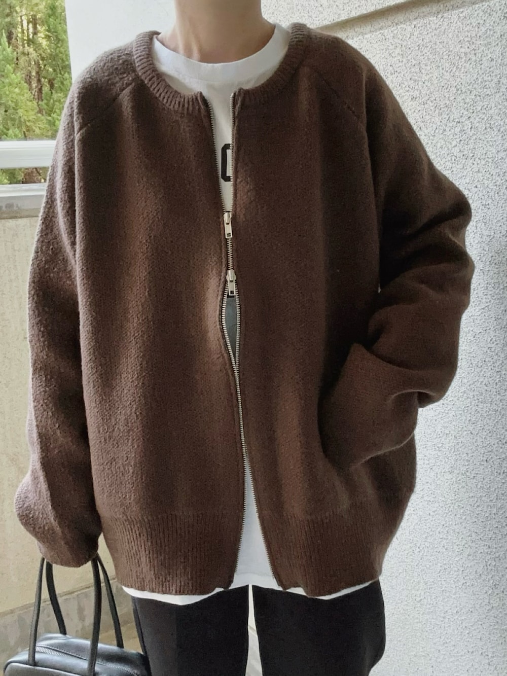 ブラウン系のカーディガン/ボレロを着用したレディースの秋コーディネートの5枚目の写真