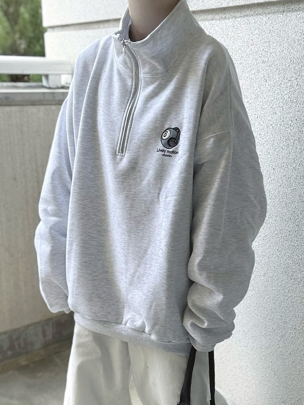 グレー系のスウェット、ブラック系のショルダーバッグを着用したレディースの秋コーディネートの3枚目の写真