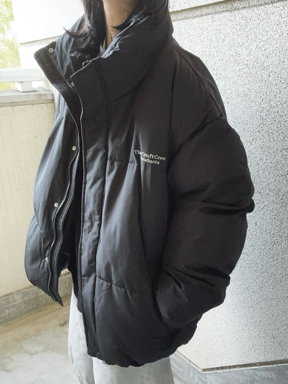 ブラック系のダウンジャケット/コートを着用したレディースの冬コーディネートの4枚目の写真